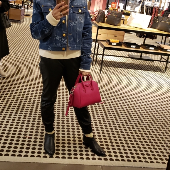 100% Authentic Givenchy Antigona Mini Fuschia crossbody bag - Picture 3 of 10